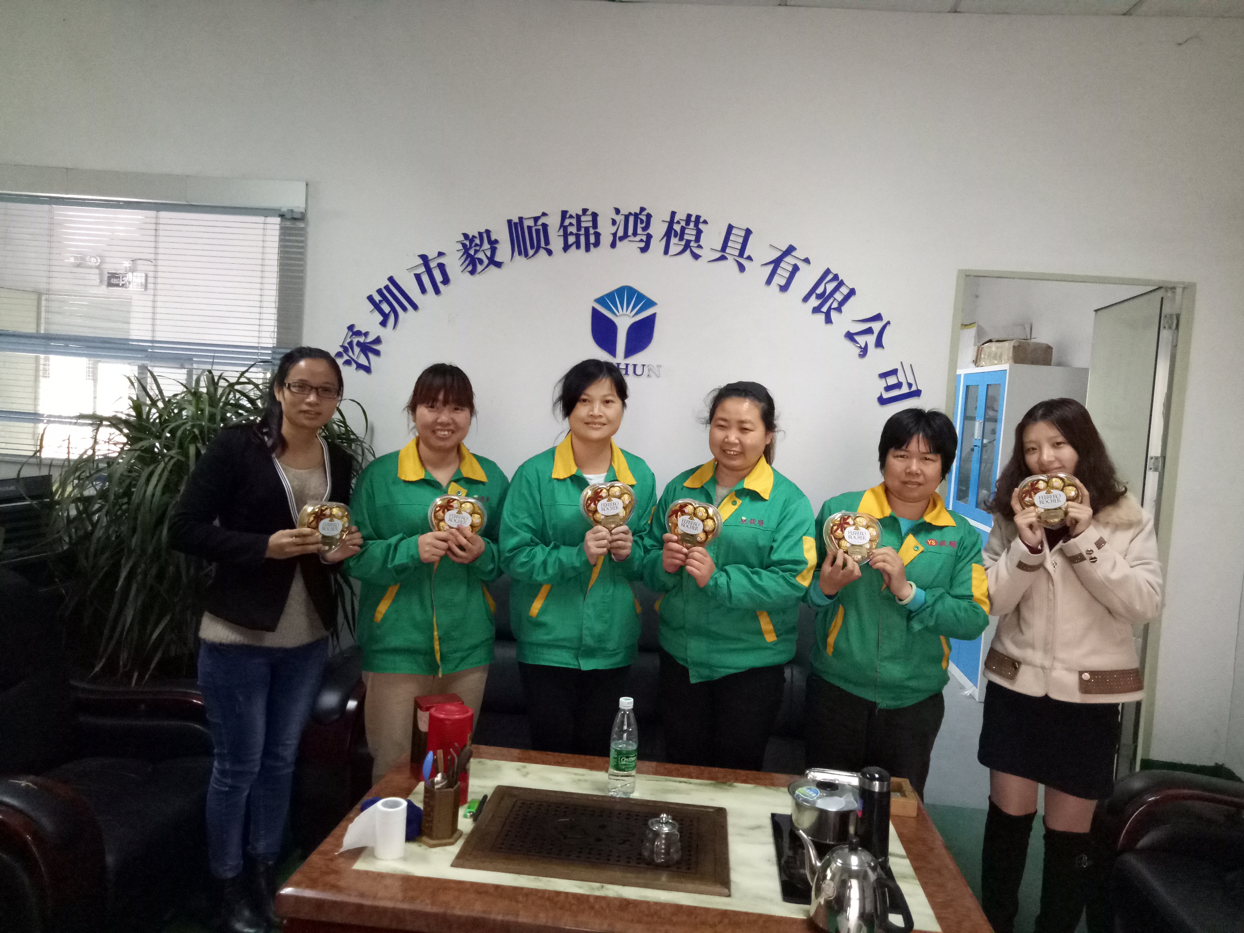 毅順的女神們拿著禮物很開(kāi)心