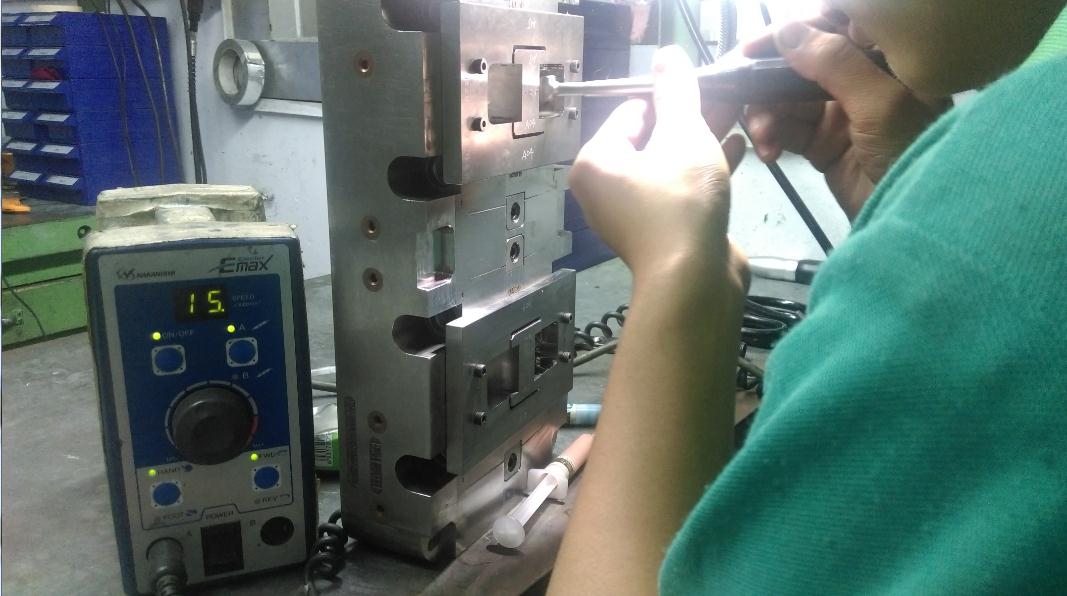 蘋果充電器模具拋光-毅順8 蘋果充電器模具拋光-毅順8